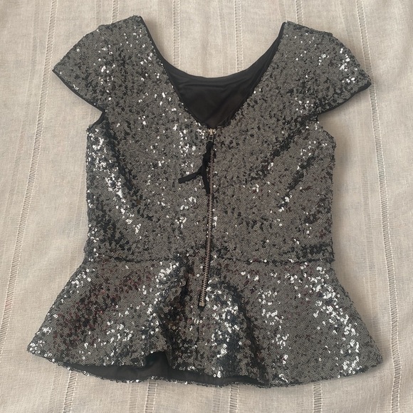 GB silver sequined top with cap sleeves. - Picture 6 of 12